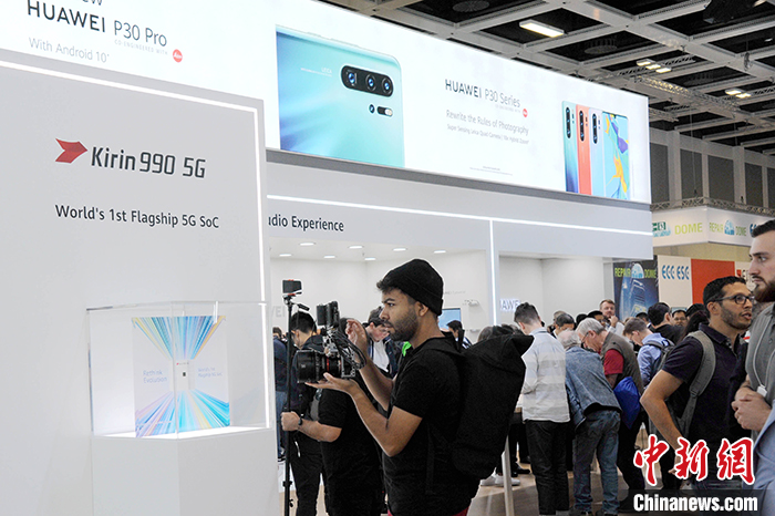 图为2019年9月举行的柏林国际消费电子展(IFA)上展示的华为麒麟990 5G芯片。(资料图片) <a target='_blank' href='http://www.chinanews.com/'>中新社</a>记者 彭大伟 摄