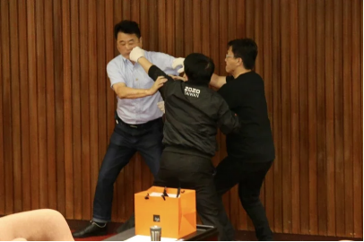 吴秉睿(黑夹克)与鲁明哲(浅蓝衬衫)等人爆发肢体冲突（图片来源：台湾《联合报》）