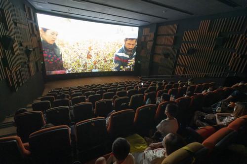 7月20日，市民在武汉一家电影内观影。新华社.jpeg