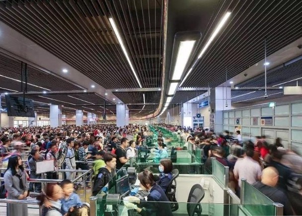 62岁装修工澳门工作后返港确诊 被列入香港本地