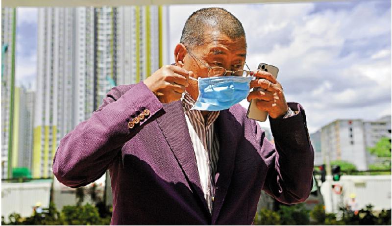 黎智英下车不戴口罩被批违反政府禁令 妄图借疫