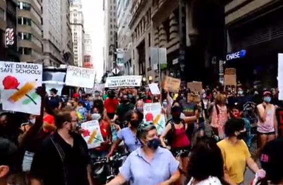 不满学校疫情下重开 纽约百名抗议者抬断头台和