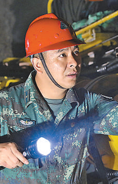 一心向党的“阵地铁人”（最美新时代革命军人