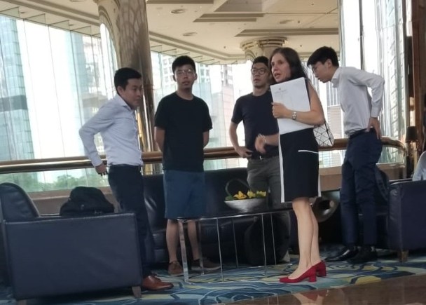 乱港头目密会美驻港澳总领事 团体报案：涉违香