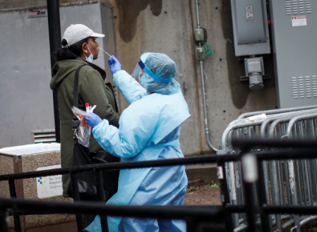 疫情致美社会严重撕裂:福奇多次遭抨击 六成民众