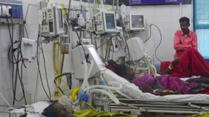 印度一收治新冠患者的医院ICU发生火灾，8名患者死亡