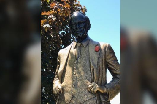 加拿大总理父亲雕像再遭破坏 此前面部曾被涂黑