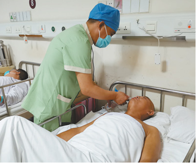 像家人一样照护患者（消费视窗·体验新职业④）