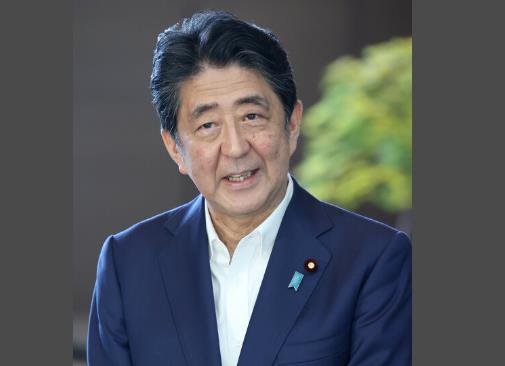 日本首相安倍复工 回应前往医院体检一事