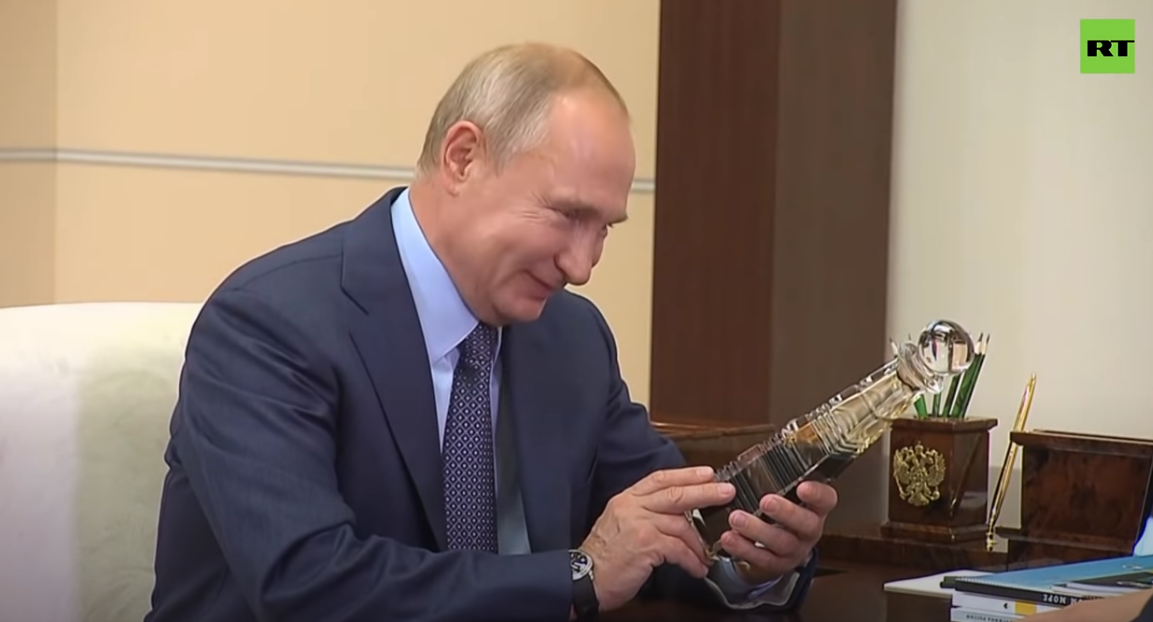 俄石油总裁送一瓶顶级石油 普京乐了：比中东的