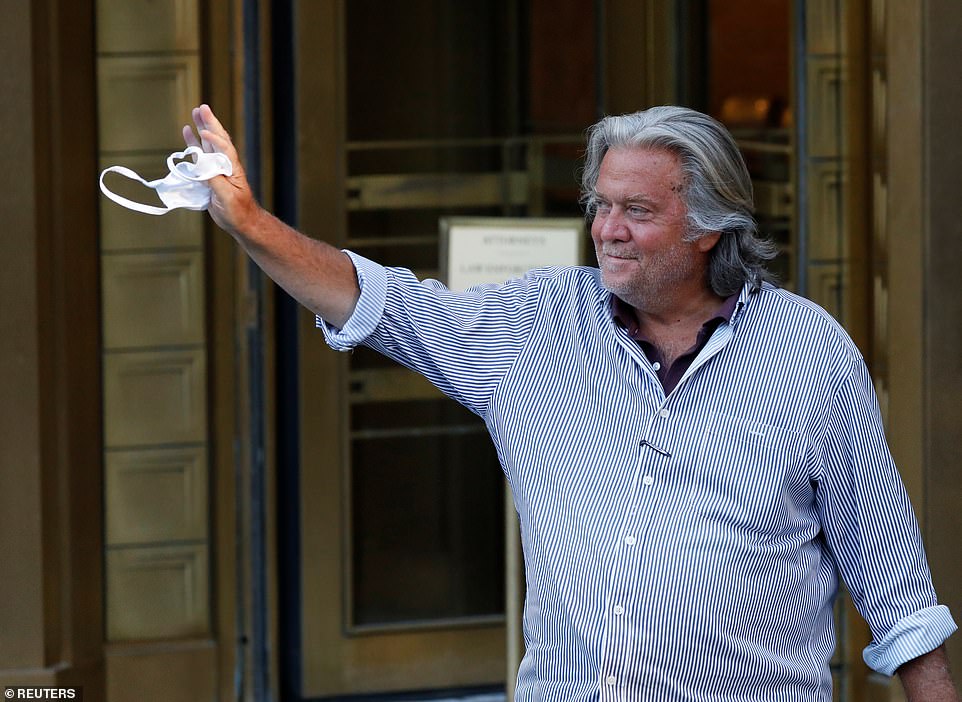 班农缴纳巨额保释金后离庭：护照被没收，旅行