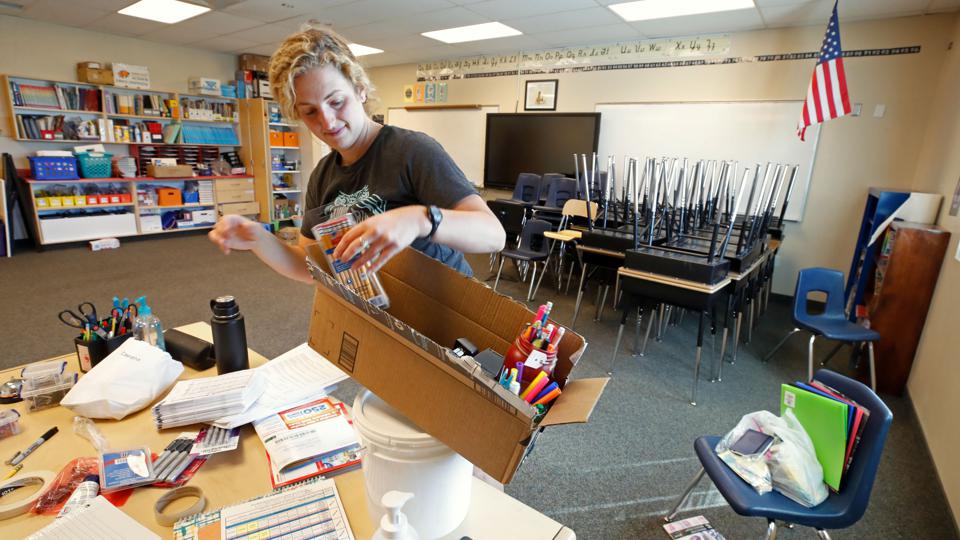 美国推进复课新动作：将教师列为关键岗位