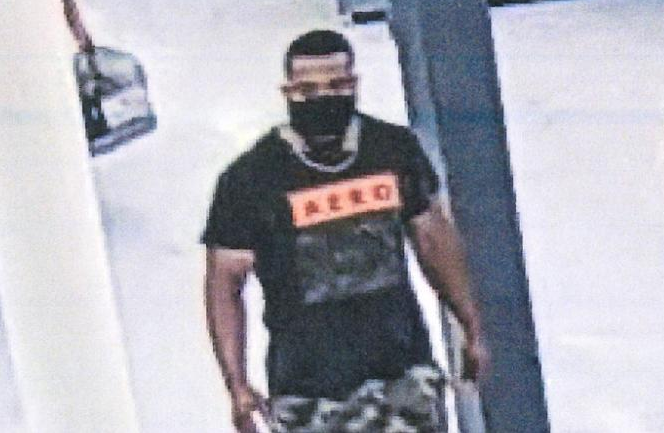 美国男子超市内见人就抱 自称要传播新冠病毒