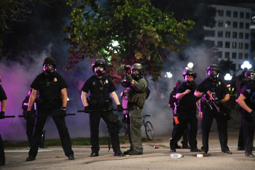 美国数十人带斧头和大砍刀抗议 警方：这是无政