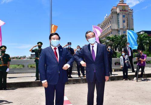 海外网评：中越外长共同查看边界界碑，意义不