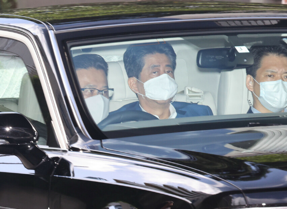 日媒爆料:安倍正接受血液疗法治疗宿疾 适合中到