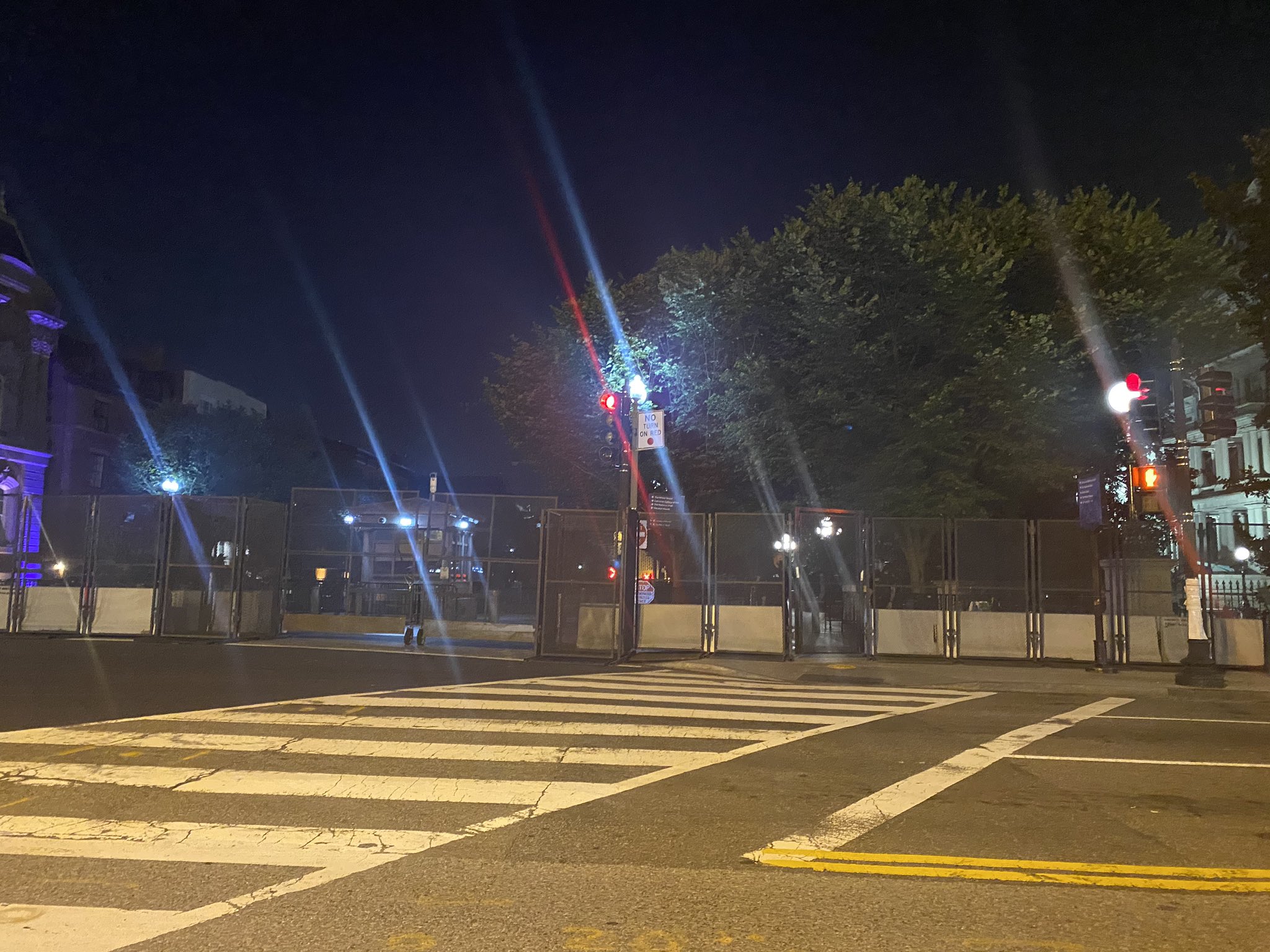 白宫安保大幅升级！竖2米多高铁丝网 还加固水泥