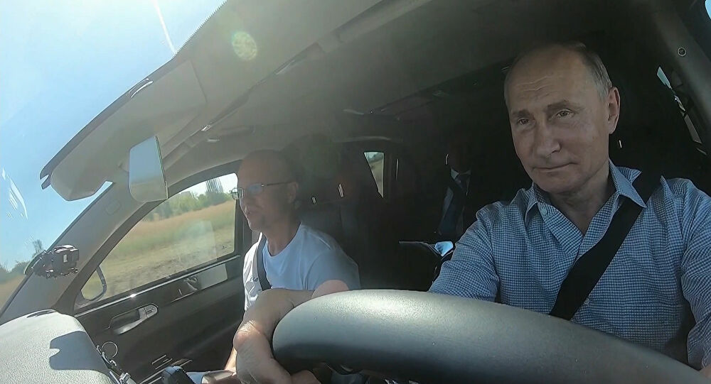 普京开国产豪车上高速 笑称不系安全带会罚款（