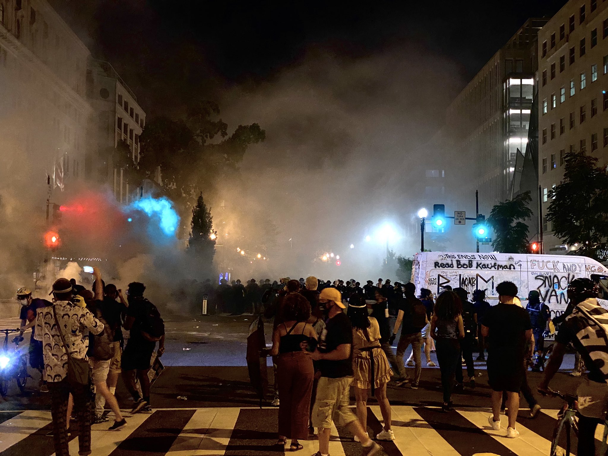 白宫外爆发抗议，美警方发射橡皮子弹眩晕弹