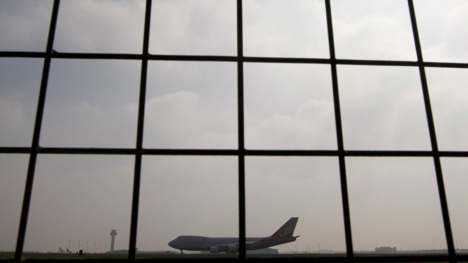 英国台风战斗机紧急拦截一民航飞机，两乘客因