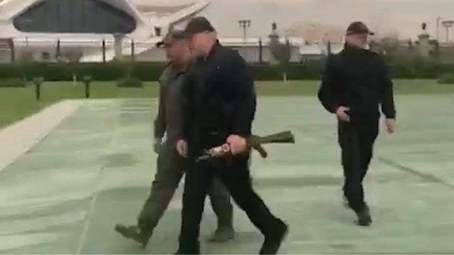 卢卡申科再次持枪亮相：穿防弹衣 单手提突击步