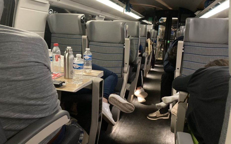 法铁电力故障致2500名乘客滞留车中过夜 将赔偿三