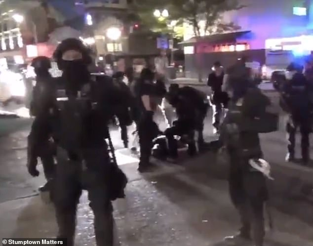 美国示威者中枪后接受急救 警察上前一脚踢开志