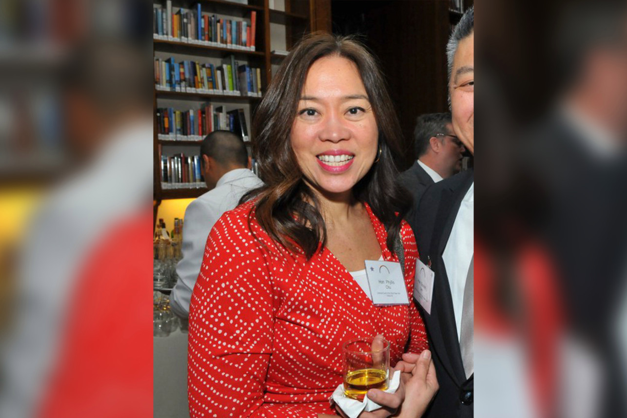 美国华裔女法官遭白人壮汉偷袭 一记重拳打肿嘴