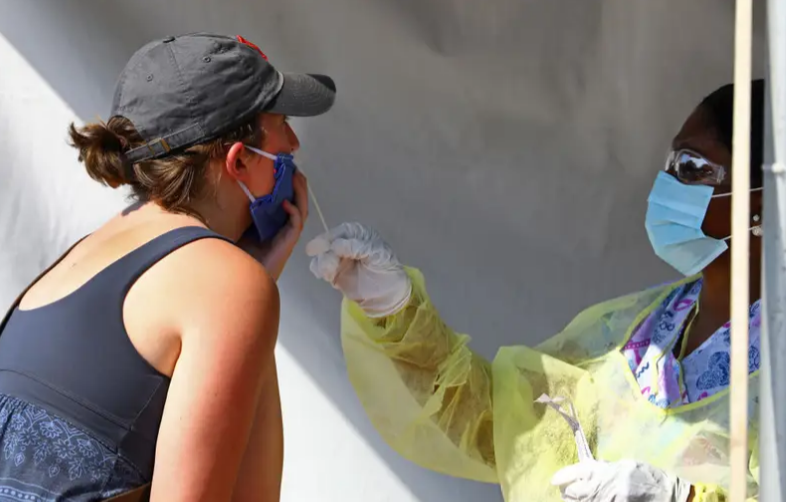 白宫文件揭美国“双面”防疫：公开淡化危险，