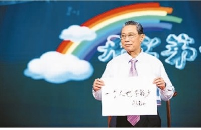 《开学第一课》：榜样引领成长