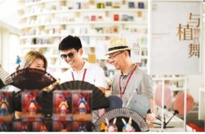 盲生“云游”书店 隔屏感受书香