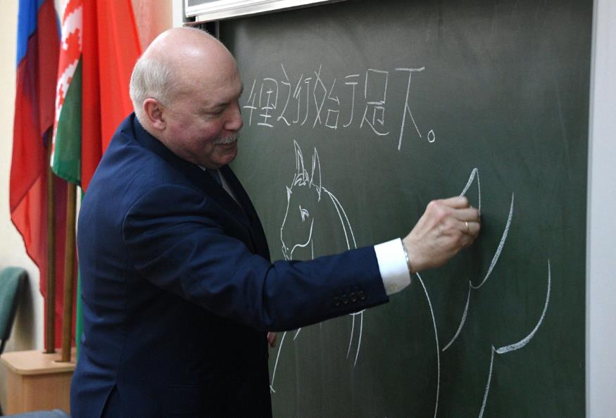 俄驻白俄罗斯大使开学日前往学校 用汉字写下老