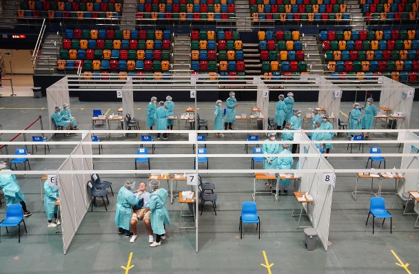 香港全民检测逾71万人登记，82个检测点爆满，政