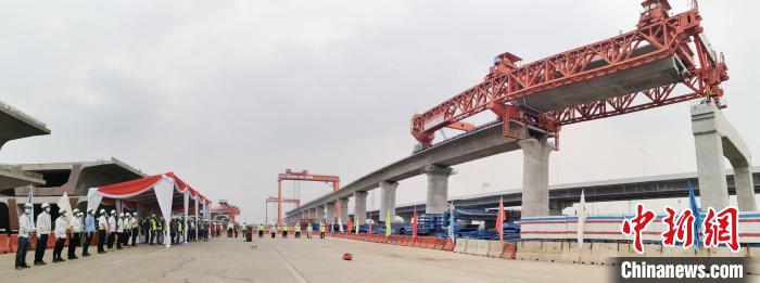 印尼雅万高铁全线最大梁场复工复产恢复箱梁架设（图）