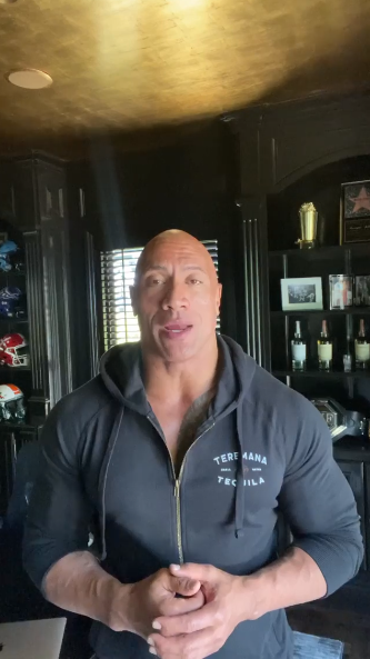 巨石强森与妻女确诊新冠 录视频喊话：戴口罩保