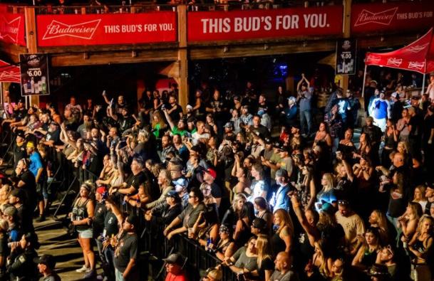 美国46万人集会后首现新冠死亡病例 感染者近3