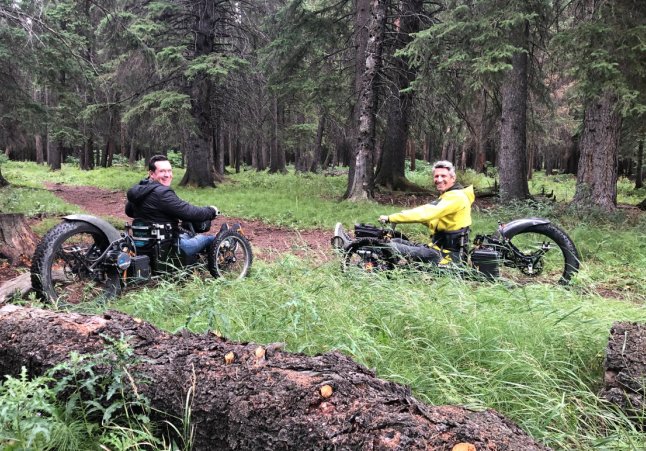 加拿大男子设计独特自行车 帮助行动不便者参加