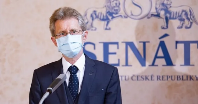 捷克总统不满参议长