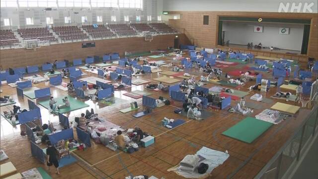 台风海神肆虐日本：房屋树木电线杆东倒西歪