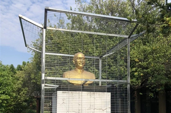 彰化蒋介石铜像被关铁笼 涉事小学回应：“上面