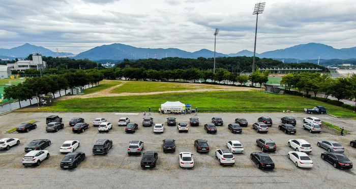 韩国公务员坐私家车开大会：市长主持 50多辆车