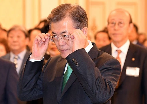 罕见！文在寅不戴眼镜开会引热议 青瓦台这样解