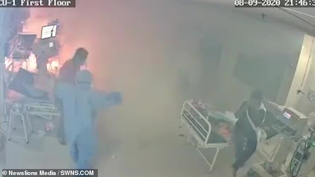 印度一新冠病房呼吸机爆炸起火：四周黑烟滚滚