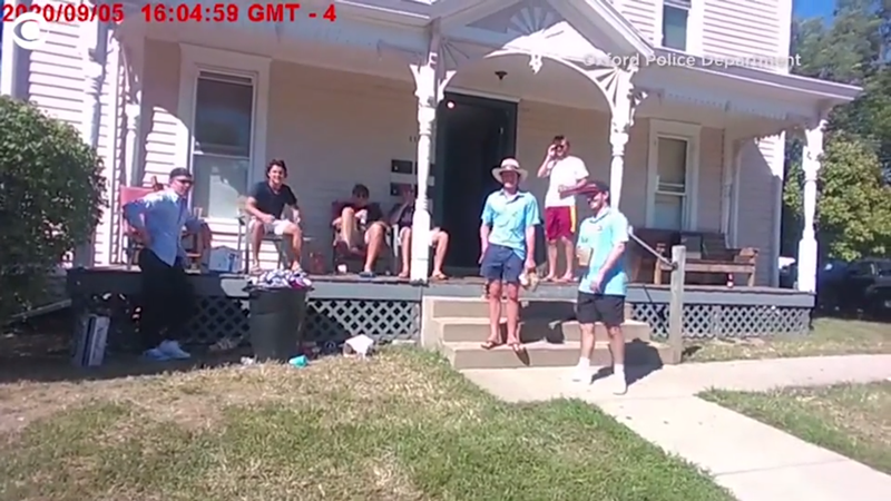 美大学生确诊后仍办聚会被抓 警方:他们总体表现