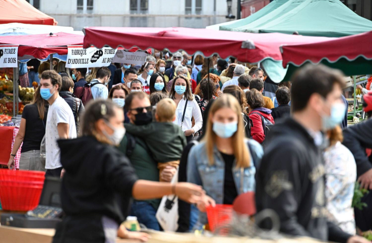 欧洲多国加强抗疫措施 法国医学专家呼吁停止私