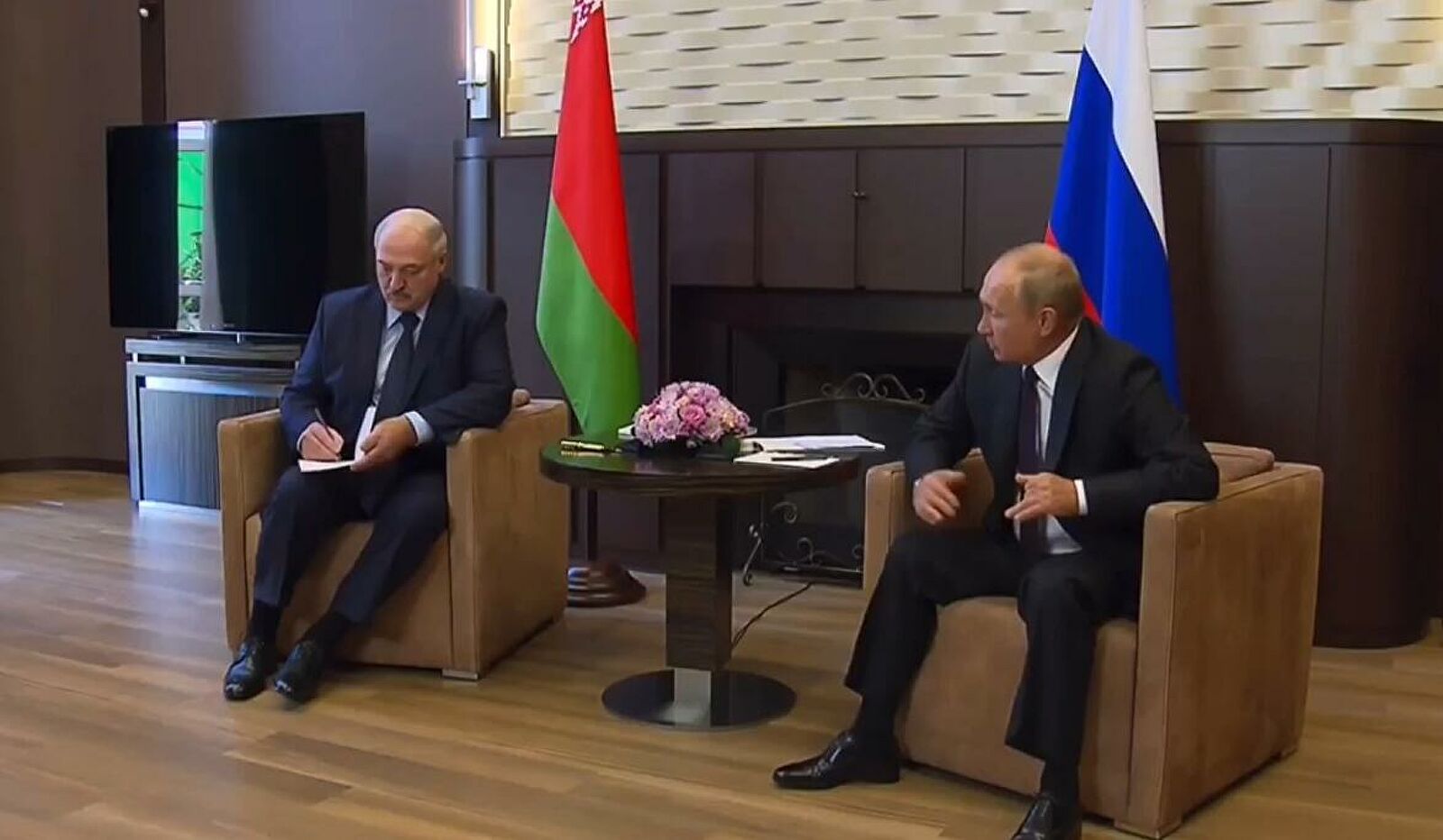 普京强调卢卡申科是白俄合法总统 承诺提供15亿