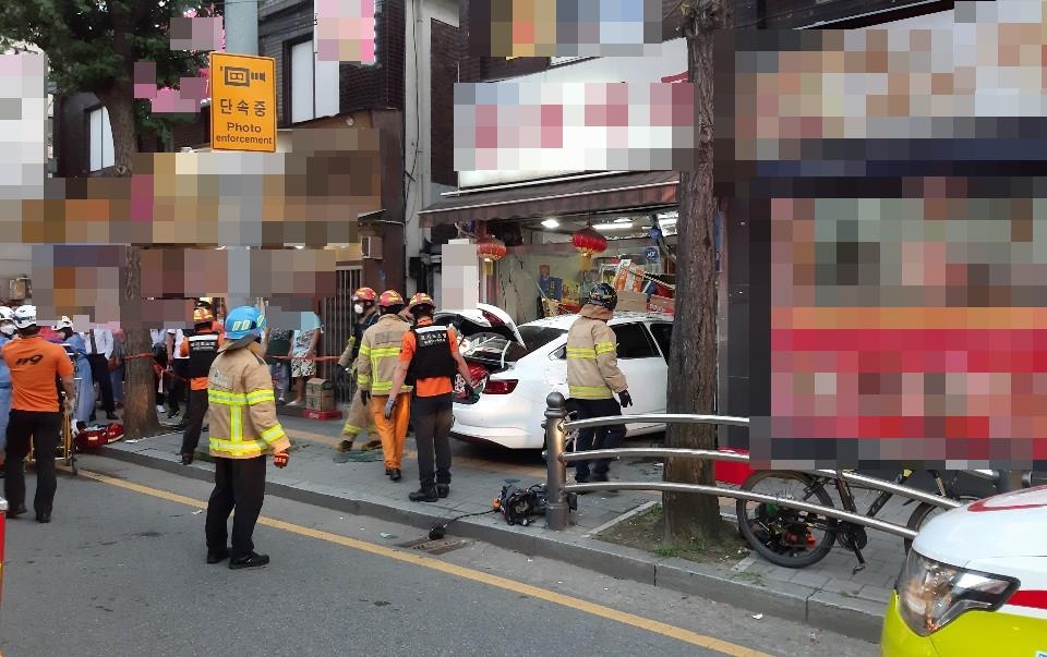 现场！韩国一汽车撞入中国食品店 中国籍女子受