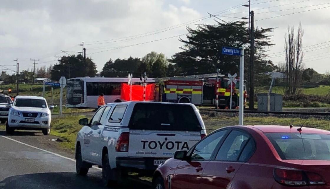 NEWSHUB_CRASH_BUS_TRAIN_160920_1120.jpg