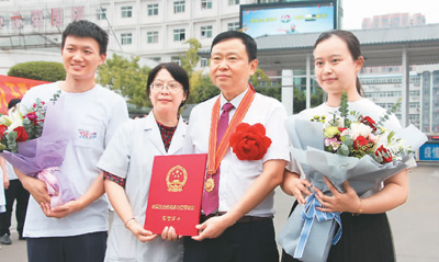 大力弘扬伟大抗疫精神