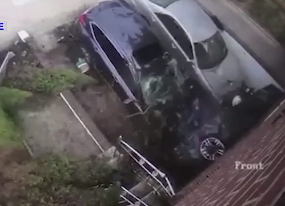 美国华裔男子遭遇“飞来车祸” 肇事司机当场逃